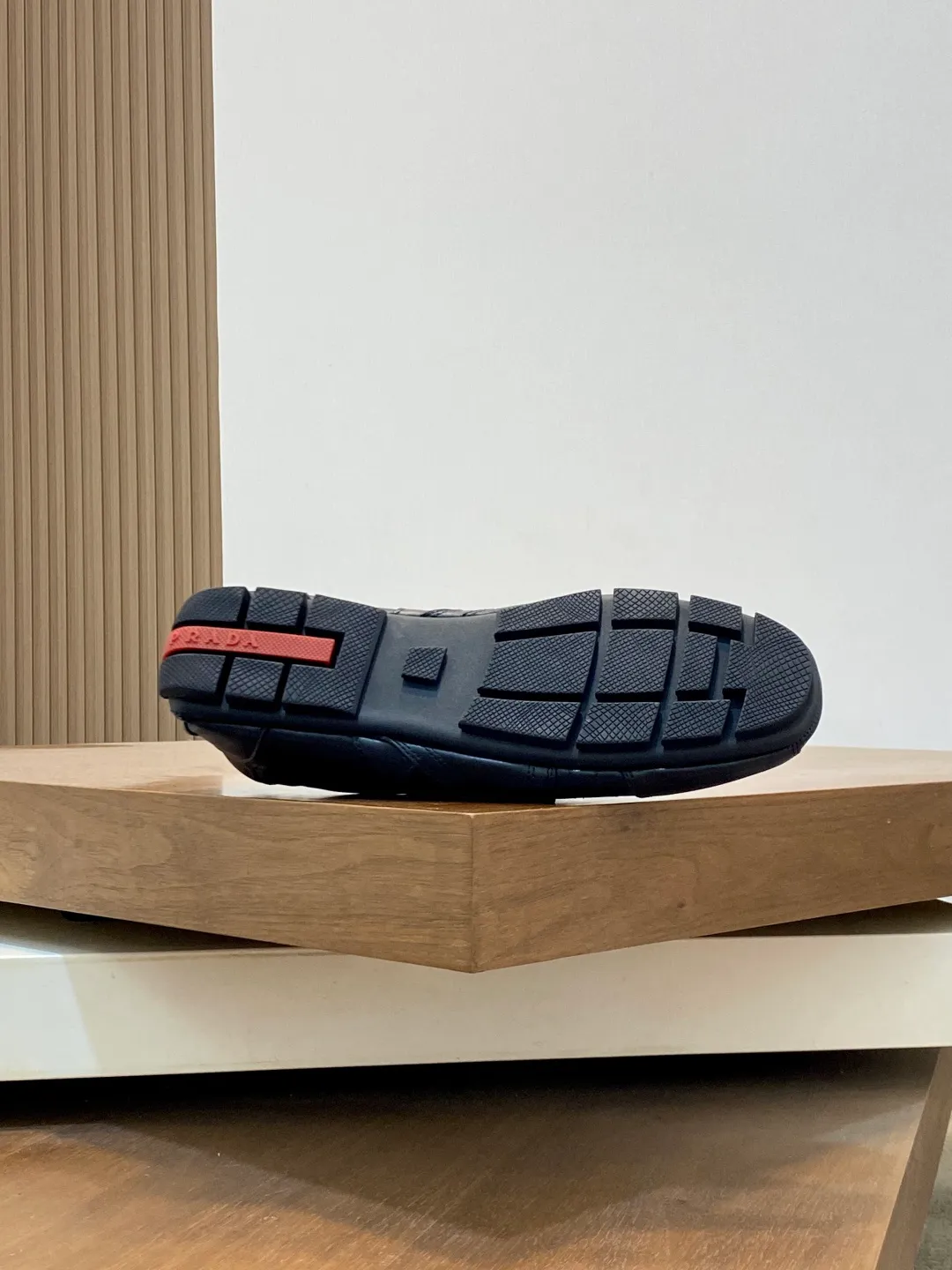 Men's Men's Shoes 💰800 Prada/Prada Men's Leather Casual Sports Shoes, a hot product made in Guangzhou! Made of imported calfskin splicing upper, three-dimensional geometric segmentation, precision manufacturing, uniform stitching, leather texture at a glance, multi-color splicing, fashionable and generous, soft, comfortable and breathable, decorated with PRADA letter logo on the outside, classic letter logo on the tongue, fabric strap on the heel, P family's classic sports shoe type, with fabric lining, silver logo cowhide foot pads, and P family's exclusive rubber outsole. The details are carefully crafted, making it a versatile item for travel! Comes with original box and dust bag! Multiple colors available! Size: 39-40-41-42-43-44 standard leather shoe size (38, 45 customized ¥)